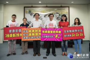 南投縣長林明溱、衛生局長黃昭郎等籲民眾要減糖。（衛生局提供）