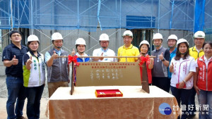 桃園市長鄭文燦，出席「楊梅都市計畫兒（八）遊樂場用地興建親子館兼里民活動中心工程上樑典禮」。

