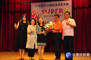 僑泰王老師獲教師獎首獎。林重鎣翻攝