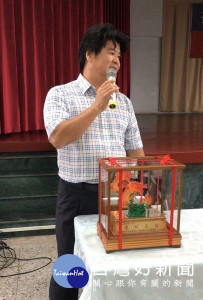 口湖所警員吳明通榮退，分局長廖志明頒發紀念品表彰他對警政工作的努力投入與奉獻，場面溫馨熱鬧。