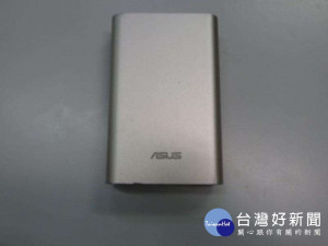 娃娃機夾到知名行動電源？　竊賊遭警一眼識破