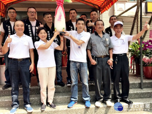 社團少一口福利通通有　呂學培市議員服務處成立(楊麗環送上好采頭祝呂學培高票當選)