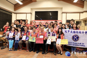 

同濟會於中秋佳節前夕購買音樂會門票讓家扶中心、伊甸基金會，能夠讓老少一百多人前往港區藝術中心共同欣賞他拉啦叭樂團有水準高趣味的熱門表演。（記者陳榮昌攝）