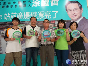 涂醒哲以五面「月亮型政績扇」向市民賀中秋