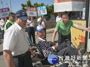市議員吳敏濟爭取657路公車，於25日舉辦試乘說明會，民眾試乘有感，27日正式上路後，可方便就學、就醫、洽公及購物等民眾。（記者陳榮昌攝）
