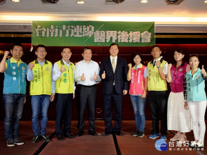 王正坤醫師(中)號召醫界支持台南青連線7位議員。