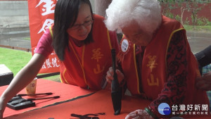 宣揚「敬老愛老」　華山邀長者孔廟朝聖