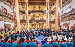 北港武德宮奉武財公聖諭舉辦祭孔釋奠大典，年年以國家級規格辦理，祭祀之禮樂服冠均按古制，無不講究，逾千人一同闡揚師道，場面莊嚴隆重。（記者陳昭宗拍攝）