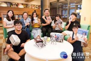 許經夌老師(中)，以動漫畫及科幻電影裡出現的情節當教材，把傳統的「普通物理」課教的生動有趣，大受學生歡迎。

