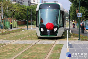 二階輕軌首列車上線測試典禮。（圖／記者何沛霖攝）