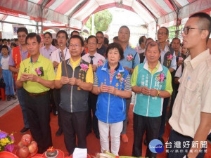 大甲區各界於二十八日上午假文昌公園，舉行至聖先師孔子2568年誕辰祭祀典禮，祈望地方讀書風氣盛。正勤愛心協會理事長在會場分送高中、國中、小學教育獎、助學等補助金，由各校校長接受，會場上顯得特別的溫馨。（記者陳榮昌攝）