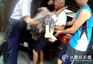中秋佳節助團圓 暖警協助寄放輪椅便民