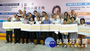 雲林縣長候選人張麗善舉辦教育政策發表會，也向現場20位教師代表一一致贈向日葵，表達最誠摯的感謝與敬佩。（記者陳昭宗拍攝）