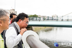 「南崁溪水汴頭親水河岸及有恆路自行車步道工程」竣工啟用，桃園市長鄭文燦親往查看。