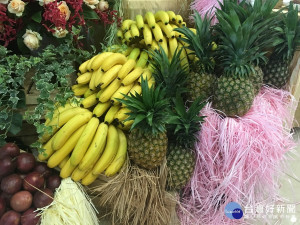 南投縣當季水果29與30日在建國花市促銷。（記者扶小萍攝）