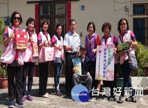 

大安農會一日上午舉辦「愛不孤單．大安遇見愛」訪問農家弱勢家庭，致贈農會所輔導具有生履歷加工的農產品，讓獨居長輩感到足溫心。（記者陳榮昌攝）