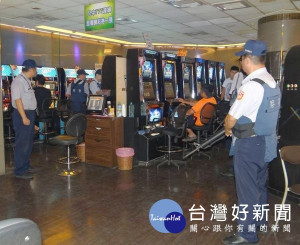 雲林縣警局為避免黑道幫派影響年底九合一選舉，配合檢察署及警政署執行掃黑專案，臨檢不良處所，藉以約制黑幫不法活動及氣燄。