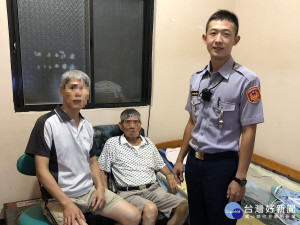 8旬老翁迷失台北街頭　暖警伸手助返家