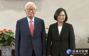 今年APEC領袖會議11月12日將在巴布亞紐幾內亞登場，總統蔡英文3日上午於總統府召開記者會宣布，由台積電創辦人張忠謀擔任台灣領袖代表。（圖／翻攝蔡英文臉書）