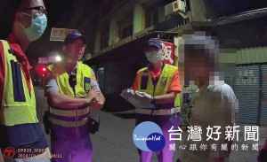 男子精神狀況不穩定鬧自殺，甚至穿越馬路以肉身擋車，所幸北辰所副所長許以仁、警員黃俊賢緊急處置，成功阻止憾事發生。（記者陳昭宗拍攝）