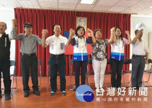 張麗善參加「口湖鄉阿善姊妹後援會」座談，邀大家一起攜手為雲林打拼，亦承諾一定會讓雲林人富起來、讓雲林人留下來、讓雲林人回得來。（記者陳昭宗拍攝）