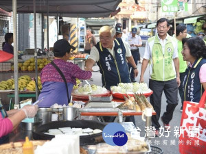 爭取支持連任的雲林縣長李進勇，深入基層、走進人群，透過與民眾面對面握手傳達問候的拜票方式，感受鄉親的溫度與期待。（記者陳昭宗拍攝）