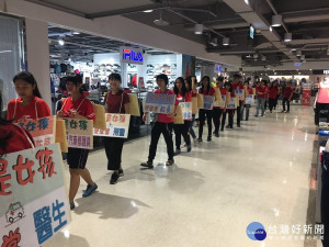 南投區婦女服務中心上街頭宣導台灣女孩日。（記者扶小萍攝）