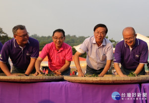 林明溱縣長歡迎鄉親相挺也參訪茶博會。（總部提供）