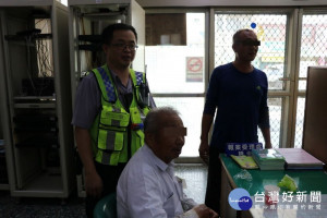 失智老翁騎車離家迷途　熱心警協助返家