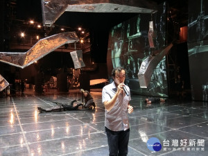 拉夫拉前衛劇團執行導演艾斯特邦．穆諾茲介紹齊格飛的舞台布置及效果。（圖/記者賴淑禎攝）