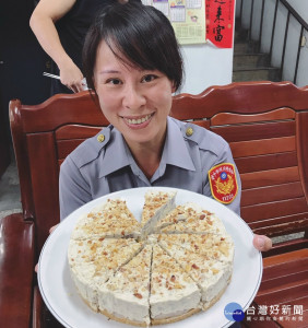 
大甲警分局后里所女警顏廷，親做一個大蛋糕，送給同所學姊張叡營，讓她過一個驚喜的生日。（記者陳榮昌攝）