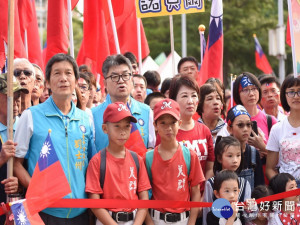 台中市長候選人盧秀燕和民眾站在一起參加國慶升旗。林重鎣攝