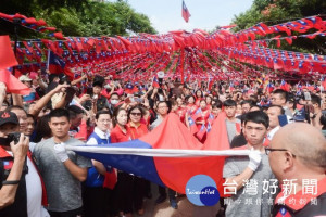 桃園市長鄭文燦前往平鎮區雲南文化公園，出席「107年雙十牽手升國旗」活動。

