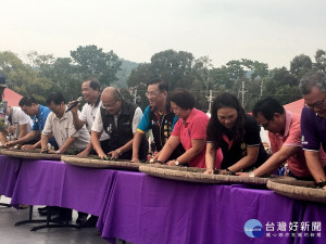 林明溱夫婦和來賓一同示範揉茶。（記者扶小萍攝）