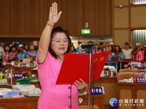 王明麗議員12日於新北市議會宣誓就職。（圖／記者黃村杉攝）

