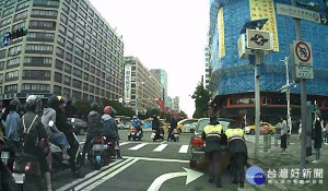 汽車拋錨卡路中影響車流　熱心警協助車輛脫困