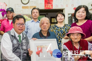 桃園市長鄭文燦前往中壢區水尾里，親訪百歲人瑞韓寳順先生。

