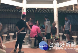北港運動公園傳出公然聚賭情事，警方佯裝運動民眾，將在場賭客一舉成擒。（記者陳昭宗拍攝）