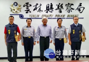 斗六市區傳出暗夜槍擊，警方積極偵辦迅即破案，縣長李進勇及警察局長黃勢清特公開頒發破案茶以資鼓勵。（記者陳昭宗拍攝）
