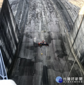 石門水庫溢洪道有人疑是尋短，消防人員奮勇前往救援。
