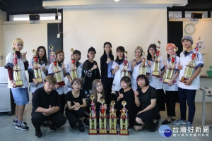 
日本SPC台灣區選拔賽，弘光科大美髮造型設計系學生，在5個國家、500多位的選手中，奪下4座冠軍、7座亞軍、3座季軍、4座殿軍，優異成績讓學校師生振奮。（記者陳榮昌攝）