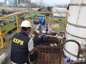 稽查人員檢測煙囪污染濃度。（圖／記者郭文君攝）