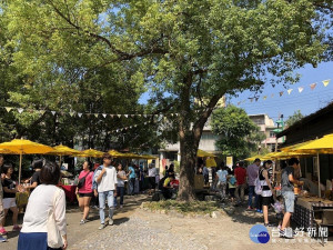 在集集樟腦出張所的露天市集-「蕉十一郎市集」，現場有山蕉、陶藝、農食、手作飾品等特色攤位。〈記者吳素珍攝〉