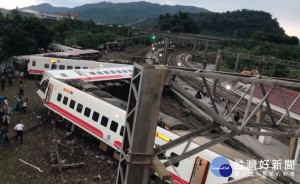 2018年10月21日一列由樹林開往台東的6432次普悠瑪列車，因遭遇車輛異常、處理人力不足、司機被要求趕準點…等問題，最終於16時50分在新馬站東主正線超速翻覆出軌，造成旅客18人死亡、288人受傷的慘劇。（圖／資料照片）