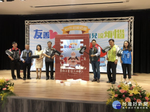 為鼓勵爸爸媽媽共同育兒，桃園市政府勞動局召開107年超級奶爸暨優良雇主圖文創作頒獎。

