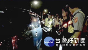 北港警方於選前加強路檢盤查，於一輛飄散濃濃K臭味的車輛，逮獲3名涉嫌吸食K他命的毒蟲，依法送辦。（記者陳昭宗拍攝）
