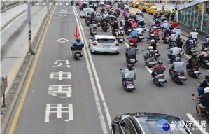 杜絕違規亂象　北市警強力取締機車違規行駛公車專用道
