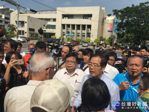 李朝卿抵南投地檢署即受到支持者包圍送暖。（記者扶小萍攝）