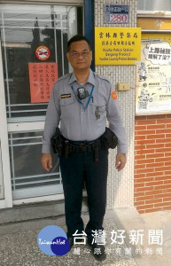 口湖所警員蘇文欽與銀行行員聯手勸說，成功阻詐。（記者陳昭宗拍攝）