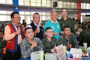 嘉義縣副縣長李明岳探視縣籍入營役男超溫馨!